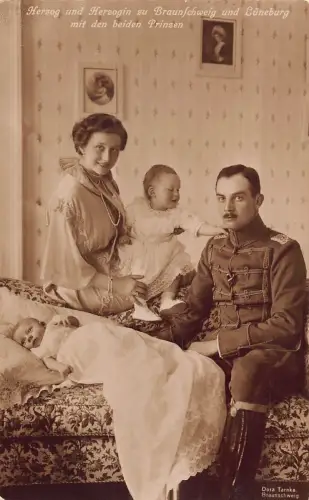 L077 Deutsches Königtum 1915 Herzog und Herzogin von Braunschweig Familienportrait Postkarte
