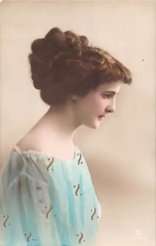 B191 Echt Foto Glamour nachdenkliche Frau Haare im Dutt Vintage Postkarte
