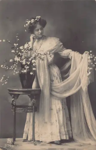 B191 Mode 1914 Frau im langen Dess Blumen Dekoration RPPC Vintage Postkarte