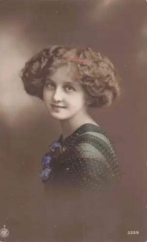 B191 Portrait Glamour Smiling Girl Beauty Flowers RPPC Vintage Postkarte