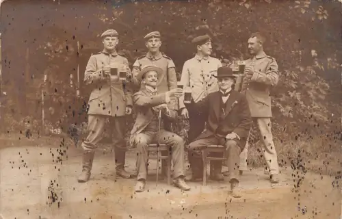 B199 Sozialgeschichte Militär Infanterie Soldaten Biergläser RPPC Postkarte