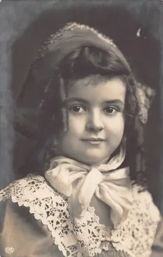 B194 Echt Foto 1908 Mädchen Portrait süßes Kostüm Vintage Postkarte