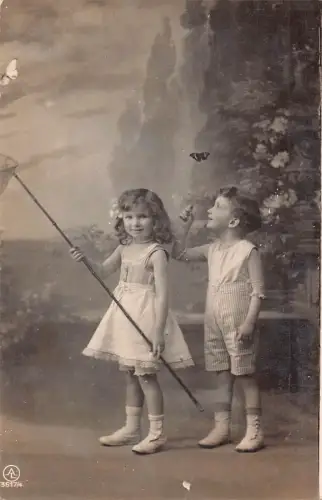 B192 Fotomontage 1912 Kinder versuchen Schmetterlinge zu fangen Postkarte