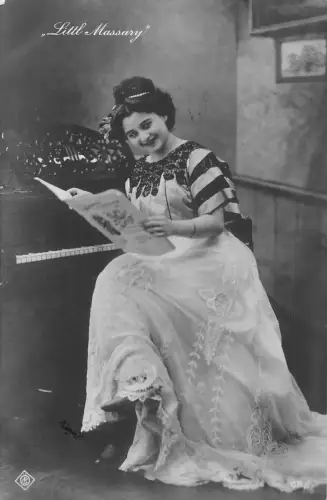 B193 Mode Elegante Frau liest Zeitung Kleines Massar 1909 Postkarte