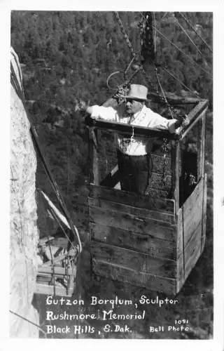 B184 US Gutzon Borqtum Sculptor Rushmore Memorial RPPC Vintage Postkarte
