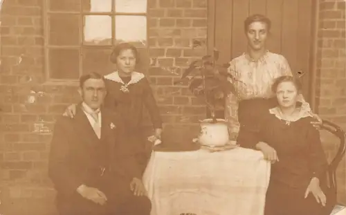 B189 Sozialgeschichte Familie posiert am Gartentisch Pflanze RPPC Vintage Postkarte