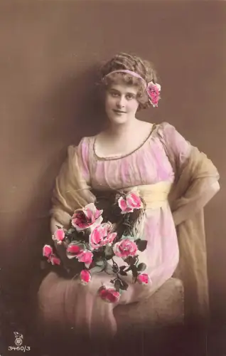 B191 Fashion Glamour Smiling Girl Kleid Rosen Blumen RPPC Vintage Postkarte