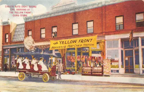 B186 US Eagle's Auto Sight Seeing Car at Yellow Front Curio Store Postkarte