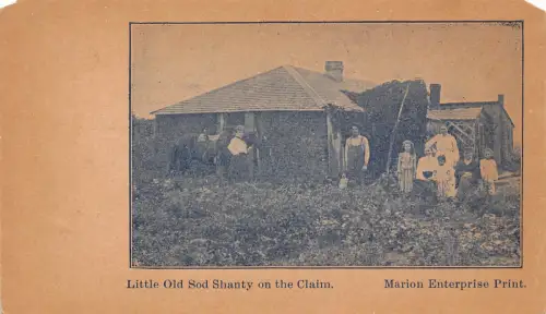 B185 US Little Old Sod Shanty on the Claim Family Bauern Vintage Postkarte