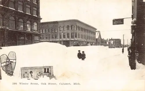 B185 US Michigan Calumet Winterszene Oak Street Snow Boys Hotelschild Postkarte