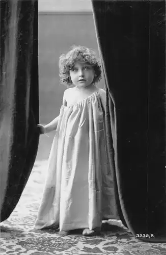B194 Echt Foto 1907 Niedliches Mädchen spielt in der Nähe von Gardinen Vintage Postkarte
