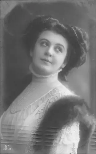 B193 Mode 1909 Frau in elegantem Kleid und Pelzweste RPPC Postkarte