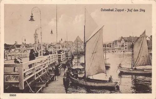 A922 Polen Zoppot Ostseebad Zoppot Auf dem Steg Segelboote Vintage Postkarte