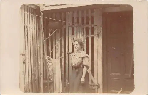 Echt Foto Bäuerin Wäschedrähte Scheune Passepartout, Vintage Postkarte