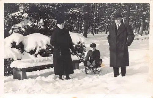 Familien Echtfoto 1940 Junge auf Schlitten gezogen von Mutter Snow Forest Postkarte