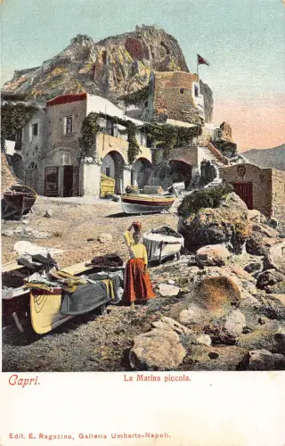 A934 Italien Capri Marina Piccola Frau Boote Vintage Postkarte