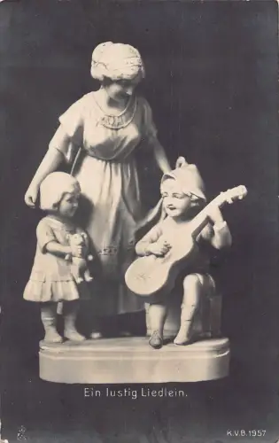 Skulptur Ein Lustiges Liedlein Mutter und Kinder Gitarre Teddybär Postkarte