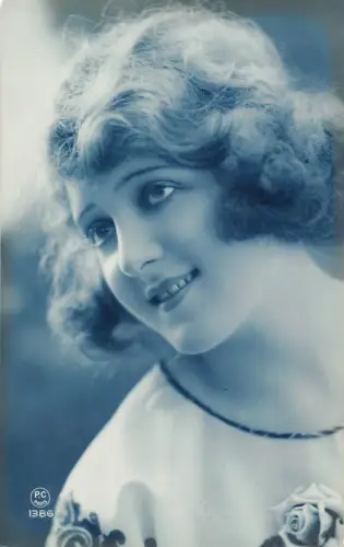 Paris Fotostudio Frau schaut weg lockiges Haar Rosen Vintage Postkarte