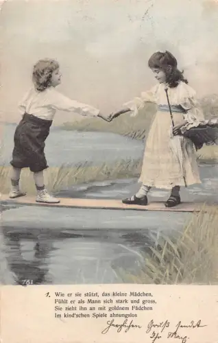 Mädchen hilft Jungen, Holzplankenbrücke zu passieren 1905 Vintage Postkarte