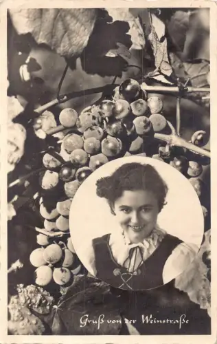Deutschland Gruss von der Weinstraße Frau Portrait Weinberg Trauben Postkarte