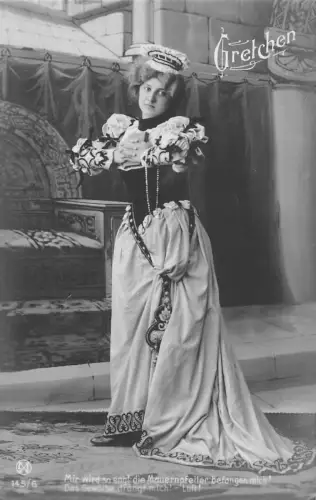 Fotomontage Schauspielerin für Faust von Goethe Gretchen Mädchen posiert Postkarte