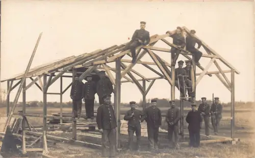 L037 WWI Gebäude Soldaten Echtfoto Vintage Postkarte