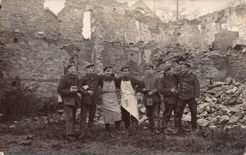 L036 WWI Soldaten Ruinen Echtfoto Vintage Postkarte