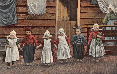 A096 Volendam Niederlande 1910 Kinder traditionelle Kostüme Händchen halten Postkarte