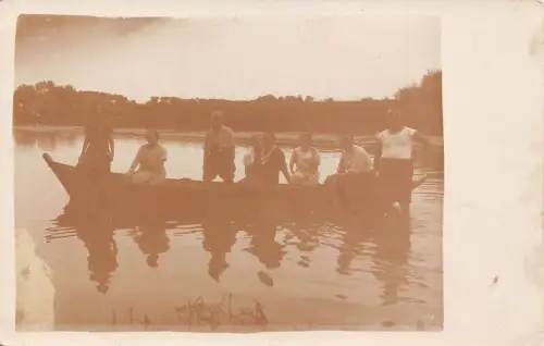 A096 Echt Foto Sepia 1934 Freundeskreis auf Bootssee in Hangelsberg Postkarte