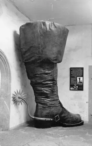 A095 Riesenstiefel im Kreismuseum Burg Mildenstein Lelsnig Riesenstiefel Postkarte
