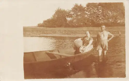 A096 Echt Foto Sepia 1934 Frau im Boot Hemdloser Mann in Hangelsberg Postkarte