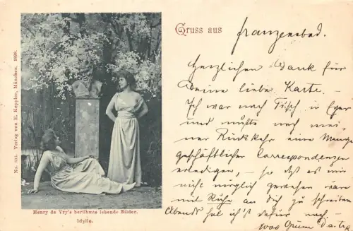 Frau posiert in der Nähe der Statue Henry de Vry's Gruss aus 1898 Vintage Postkarte