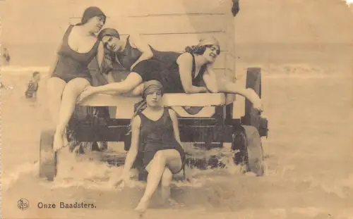 Belgien Onze Baadsters Frauen posieren im Badeanzug Wagen Meer Strand Vintage Postkarte