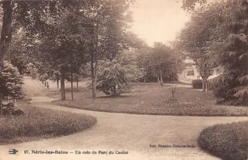 C033 Frankreich, Neris les Bains un coin du Parc du Casino 1927 Vintage Postkarte