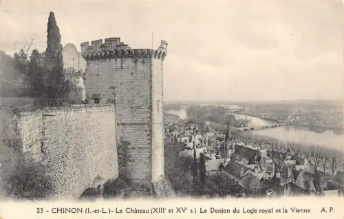 C034 Frankreich, Chinon Le Chateau Le Donjon du Logis royal et la Vienne Postkarte