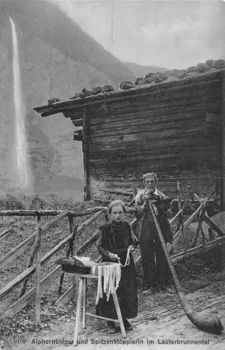 B208 Schweiz Lauterbrunnental Alphornblaeser und Spitzenkloepplerin Postkarte