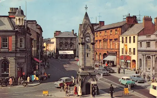 B210 England Market Square Penrith Autouhr Bank Arnisons Shop Vintage Postkarte