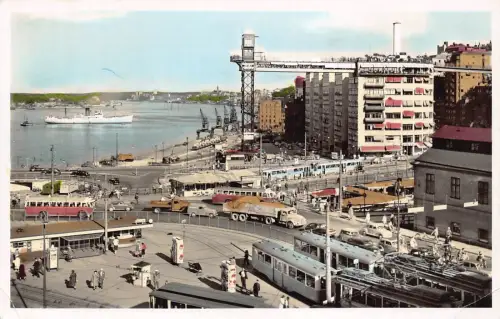 B221 Schweden 1956 Stockholm Motiv fran Slussen Straßenbahnen Autos Bus Kran Postkarte