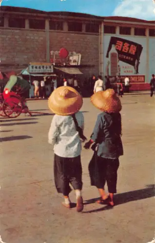 B239 Hongkong Straßenszene einheimische Mädchen halten sich an den Händen Rikscha Postkarte