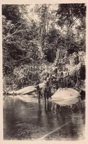 B242 Malaysia Sakai Verwendung Blasrohr Sumpitan Ureinwohner Männer Jungen ethnische RPPC Postkarte