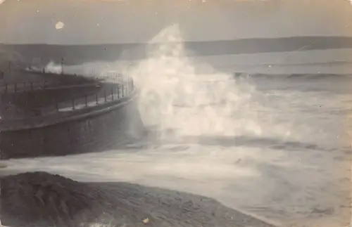B248 England Scarborough's Royal Albert Drive Sea Waves RPPC Vintage Postkarte