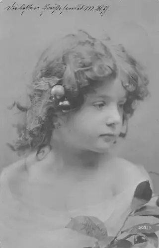 B257 Echt Foto 1906 Mädchen Portrait Kirschen im Haar Vintage Postkarte