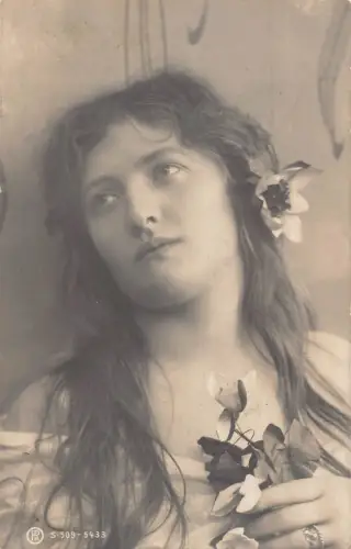 B257 Glamour 1905 Mädchen schaut weg hält Stiefmütterchen Blumen Postkarte