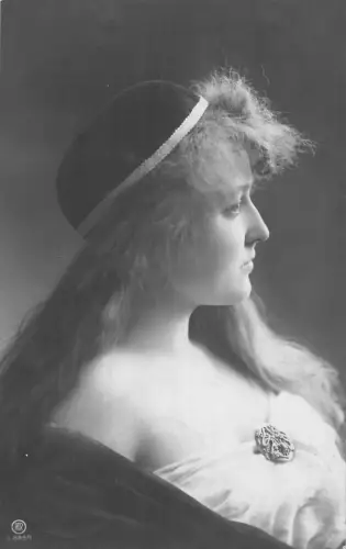 B258 Mode 1907 Frau mit interessantem Hut mit Feder Vintage Postkarte