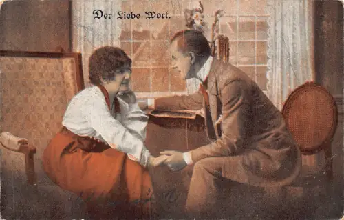 Liebe und Romantik 1919 Paar hält Händchen und spricht auf Stühlen Postkarte
