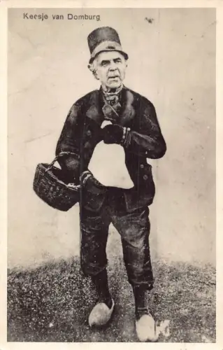 Niederlande Keesje van Domburg Mann im Holzschuhkorb Vintage Postkarte