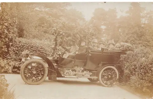 L040 Menschen posieren in einem Cabrio Auto Echtfoto Oldtimer Postkarte