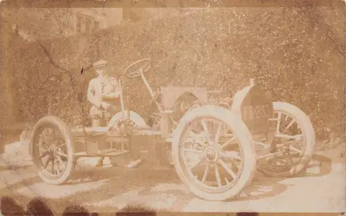 L040 Mann posiert Auto Swift ? sozialgeschichte Echtfoto Postkarte