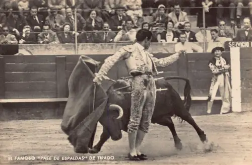 L044 Spanien Corrida Stierkampf Pase de espaldas Echtfoto Postkarte