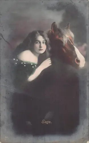 A145 Hübsche Frau grünes Kleid umarmt Pferd Salbei Vintage Postkarte